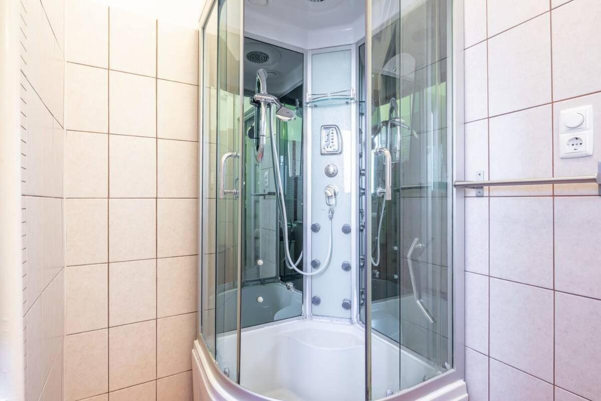 Vamhaz Boulevard Apartments บูดาเปสต์ ภายนอก รูปภาพ